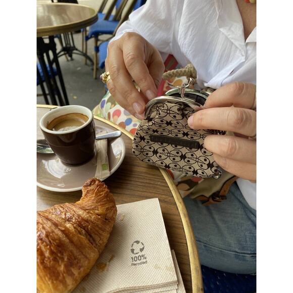 COCCINELLE Italy Luxury Elegant Coin Purse Holder with keychain - Picture 4 of 11